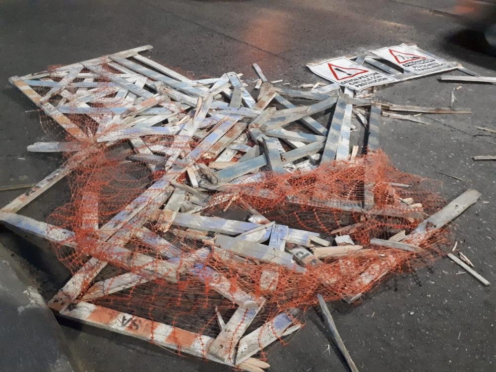 Quiso esquivar unas vallas y terminó provocando un accidente