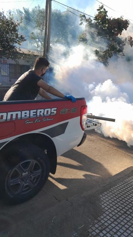 Bomberos de Solano fumigaron en el barrio Los Eucaliptus