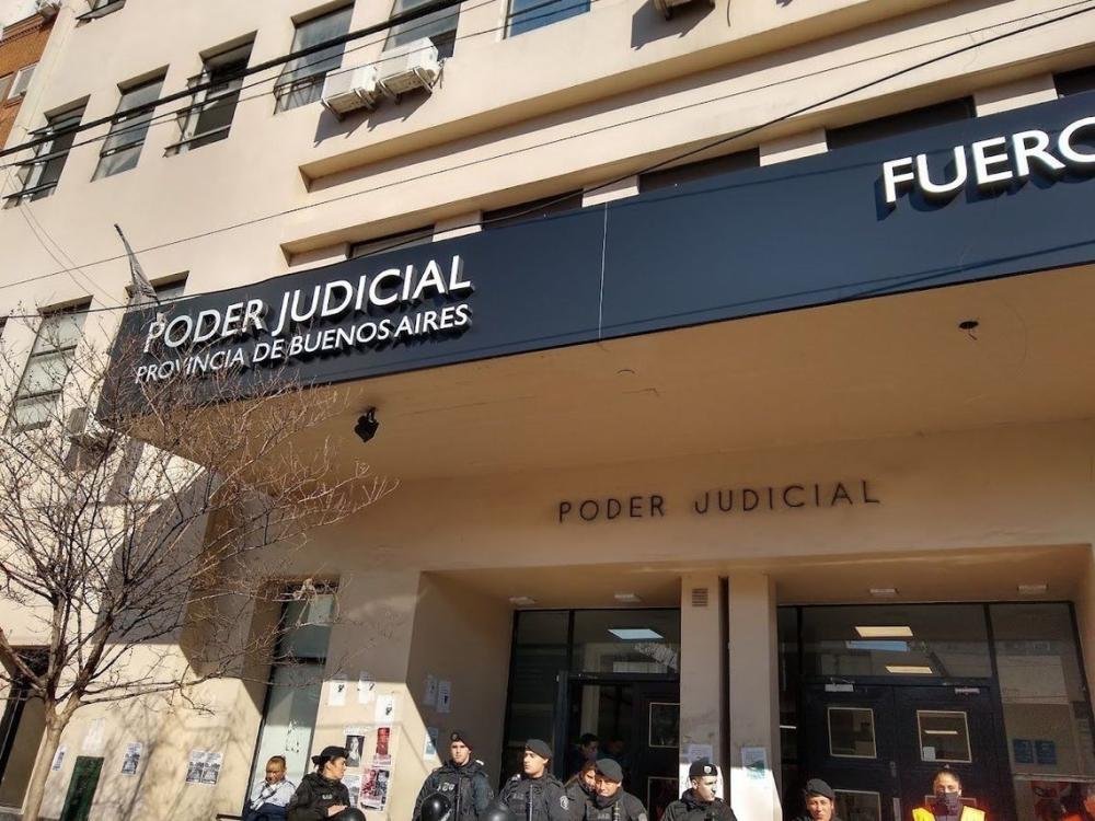 Absolvieron a ex policía acusado de "homicidio y lesiones graves" al defenderse de un robo