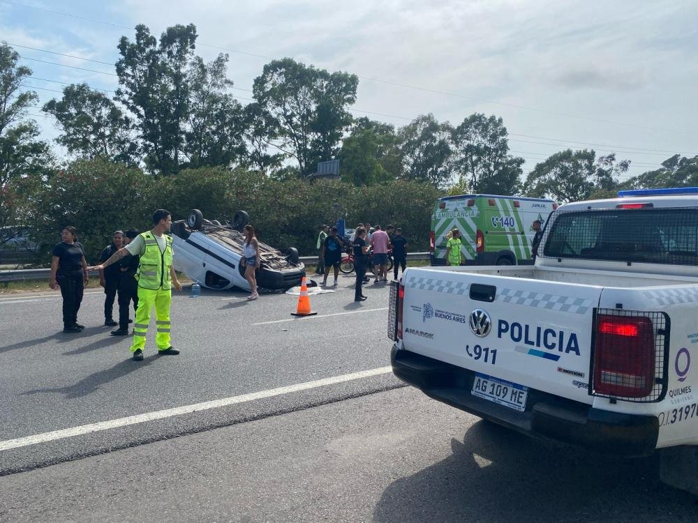 Triple choque y vuelco en la autopista: un auto terminó en el zanjón