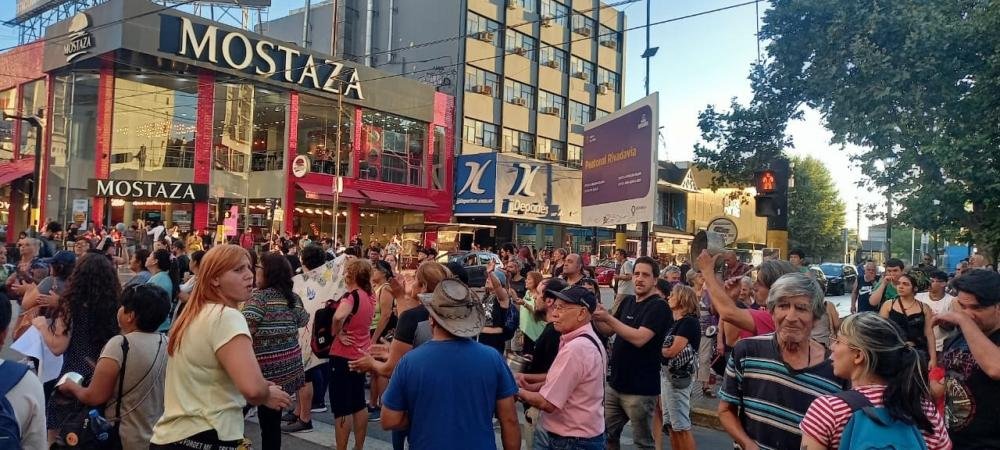 Protesta y asamblea abierta en Quilmes contra el gobierno de Milei