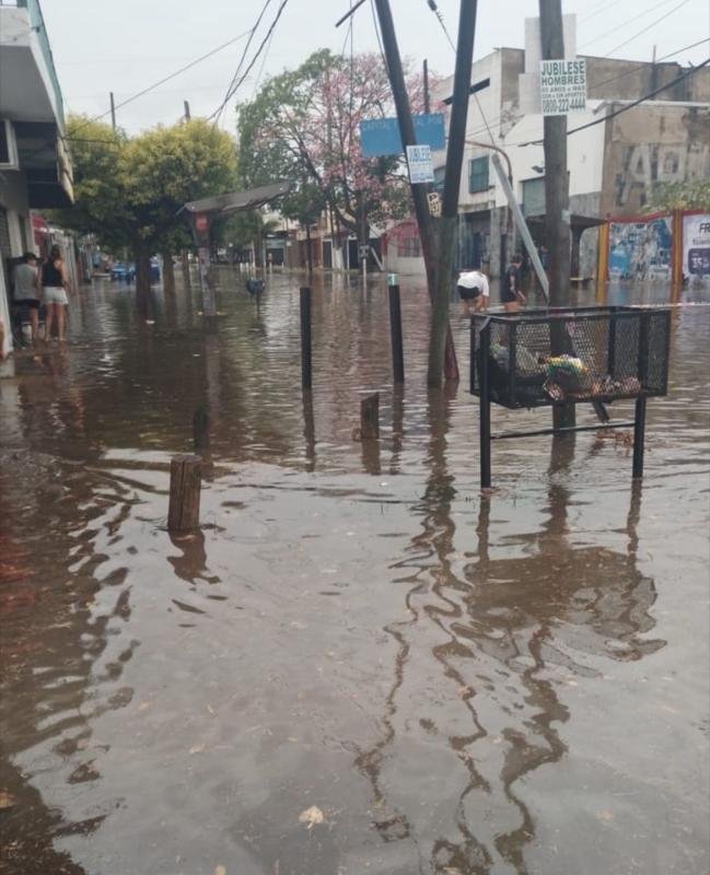 La inesperada tormenta provocó inundaciones y cortes de luz