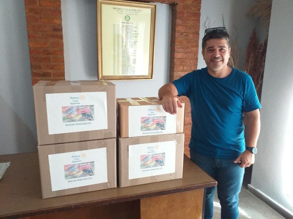 El Rotary de Ezpeleta donó útiles escolares a un hogar de niños