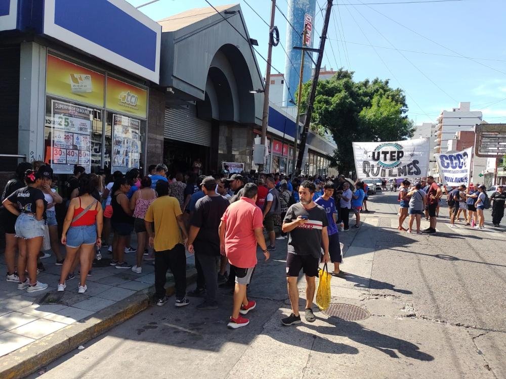 Manifestantes reclamaron en supermercados por alimentos para los comedores