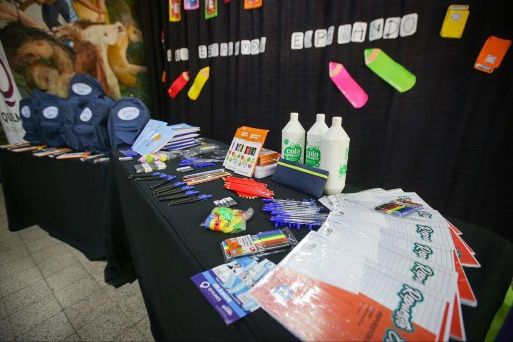 Mayra Mendoza entregó útiles escolares a alumnos de escuelas primarias