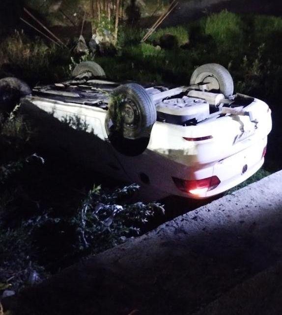Un auto volcó y cayó al arroyo Las Piedras
