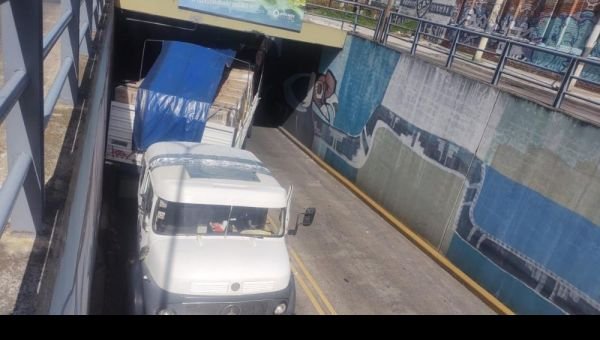 Un camión quedó atascado en el bajo vías