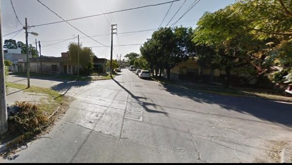 Intento de abuso sexual: Una mujer fue atacada y despojada de su ropa en plena calle