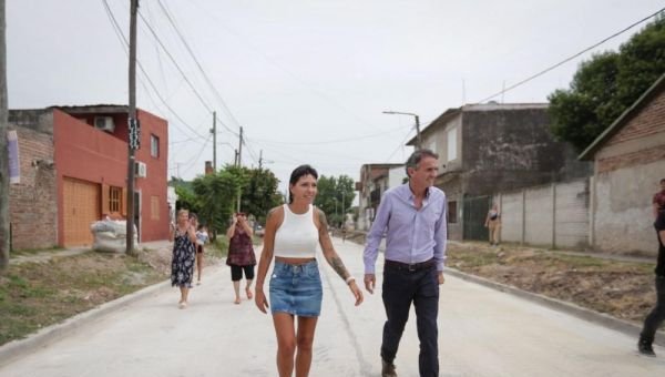 Mayra Mendoza y Gabriel Katopodis recorrieron obras de pavimento en el barrio "La Unión"