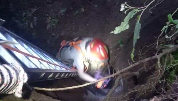 Bomberos rescataron a perro que cayó en un profundo pozo