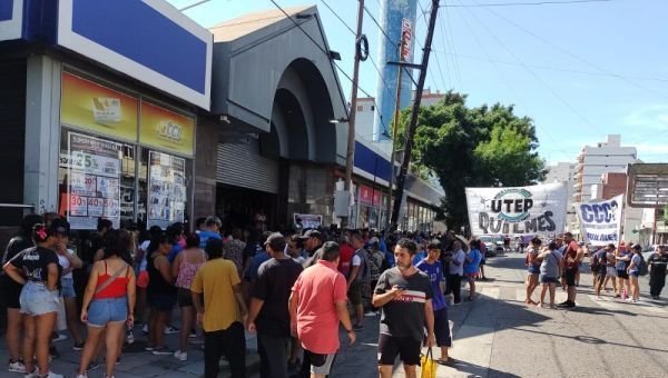 Manifestantes reclamaron en supermercados por alimentos para los comedores