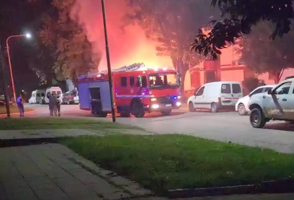 Prendieron fuego un auto en plena madrugada