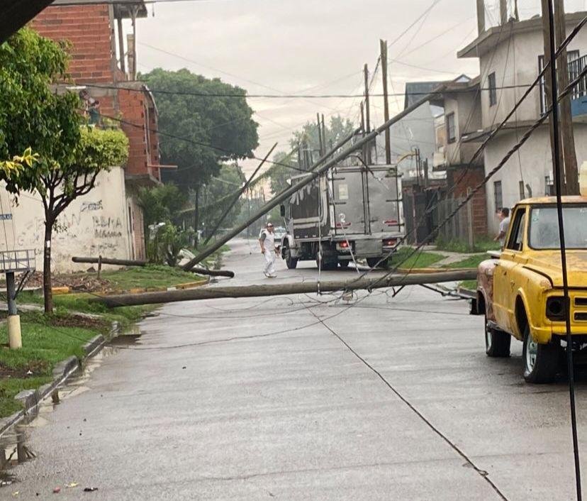 Camión tiró varios postes de luz en Ezpeleta