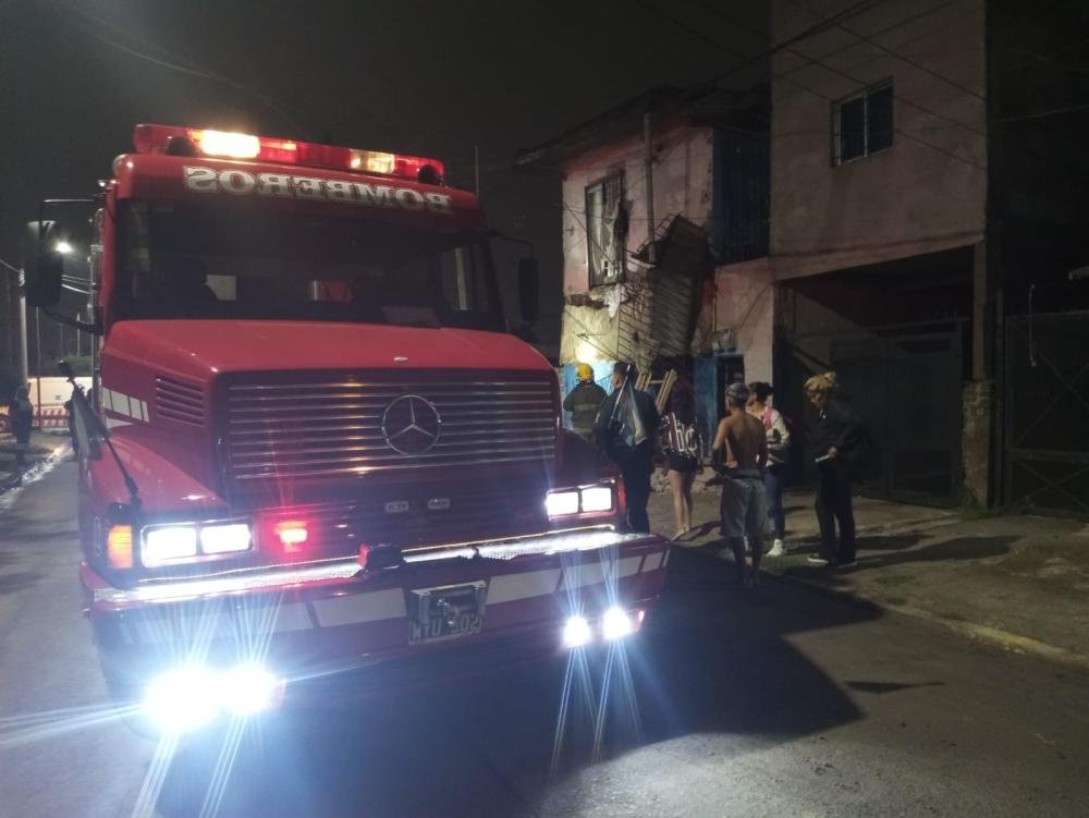Se desplomó un balcón y cayó sobre un transeúnte: Se salvó de milagro