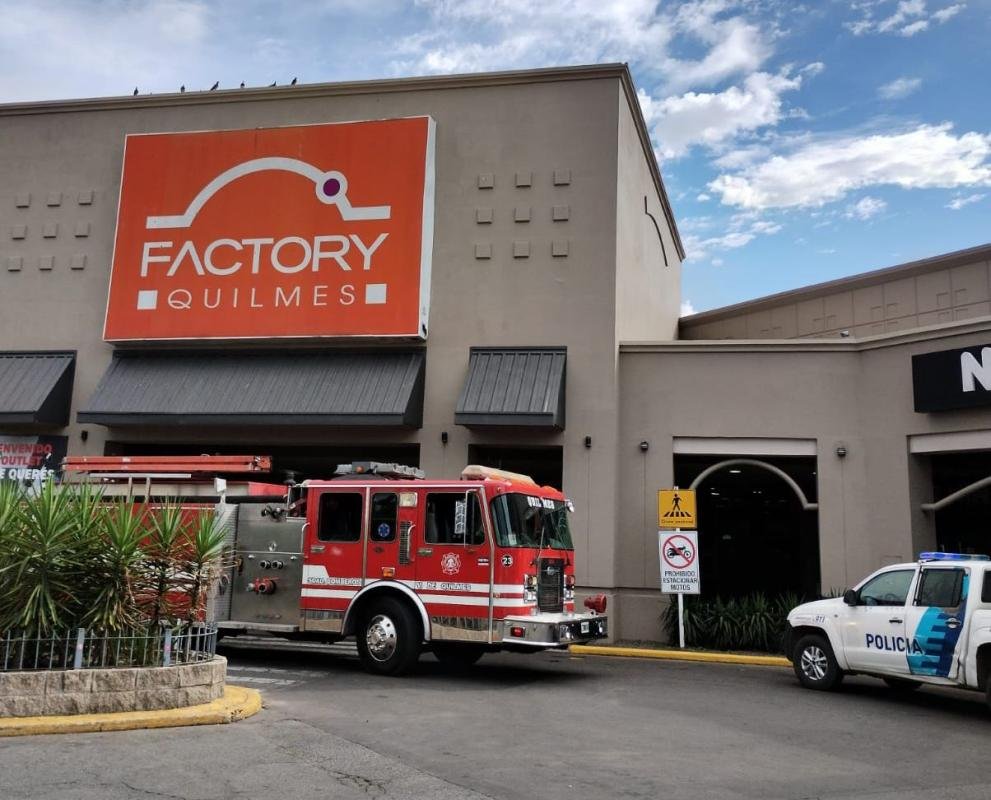 Principio de incendio en un local del patio de comidas de Jumbo