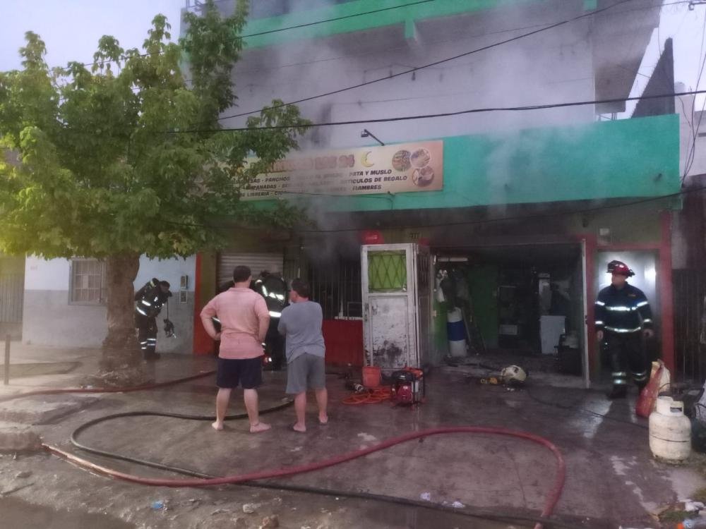El fuego consumió un maxikiosco: Trabajaron cuatro dotaciones de Bomberos
