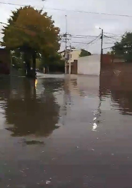 Las fuerzas del cielo se hicieron sentir en Quilmes: Calles anegadas y miles de vecinos sin luz