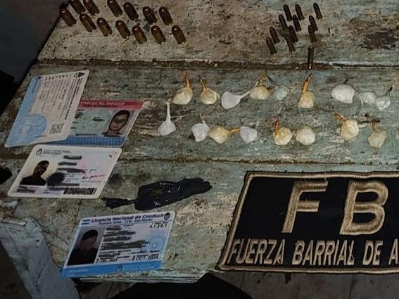 Secuestran armas y estupefacientes en una vivienda deshabitada