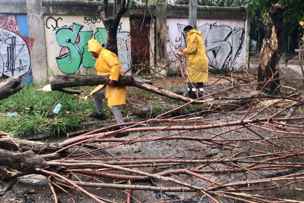 Más de 1.000 empleados municipales trabajan frente al alerta naranja por tormentas fuertes
