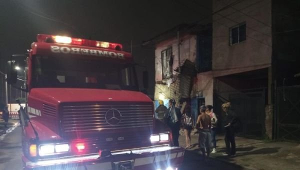 Se desplomó un balcón y cayó sobre un transeúnte: Se salvó de milagro