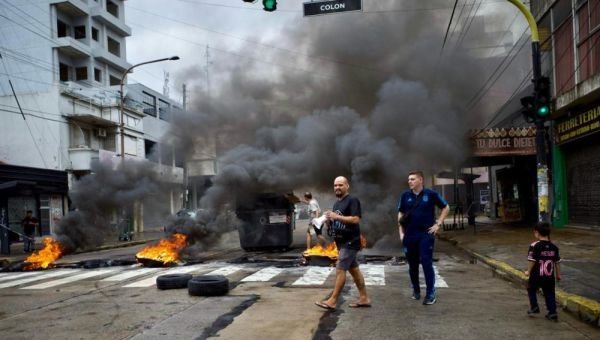 Se multiplican los cortes de calles y el hartazgo por vecinos sin luz