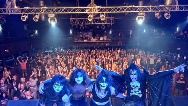 Noche de Hard Rock en Club RE: Bandas tributo a Kiss y AC DC