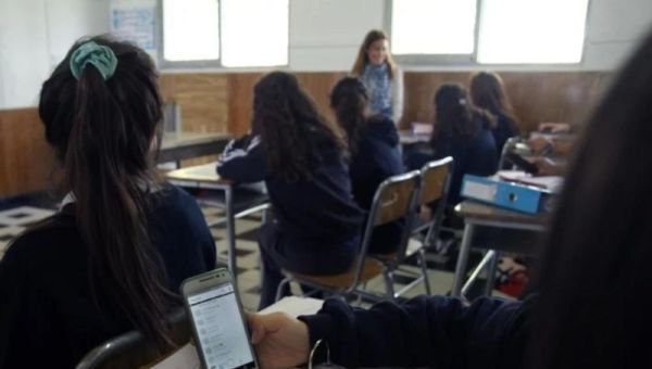 Buscan regular el uso de celulares en las escuelas primarias