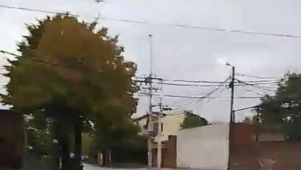 Las fuerzas del cielo se hicieron sentir en Quilmes: Calles anegadas y miles de vecinos sin luz