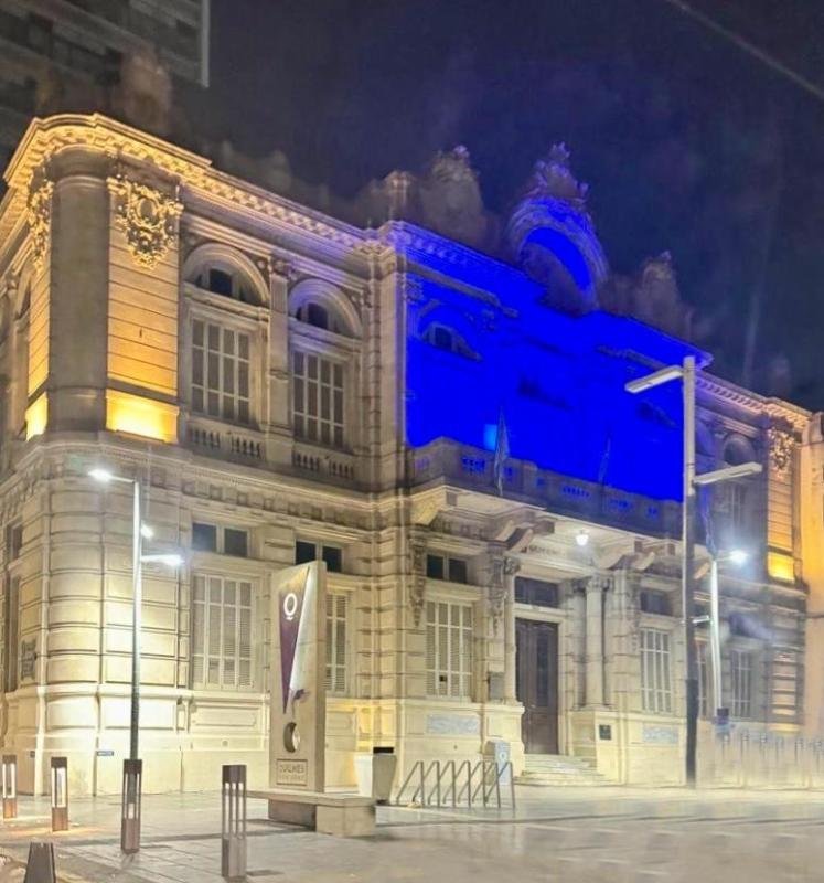 La Casa de la Cultura se iluminó de azul para concientizar sobre el Autismo