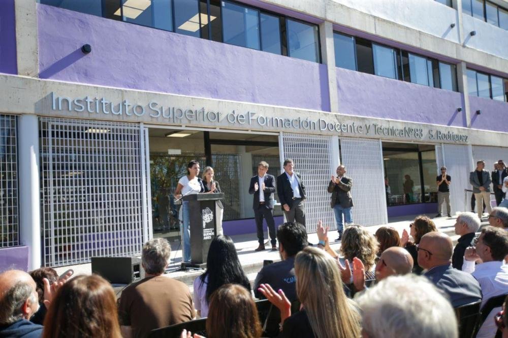 Mayra Mendoza y el gobernador inauguraron el nuevo edificio de lSFDT N° 83