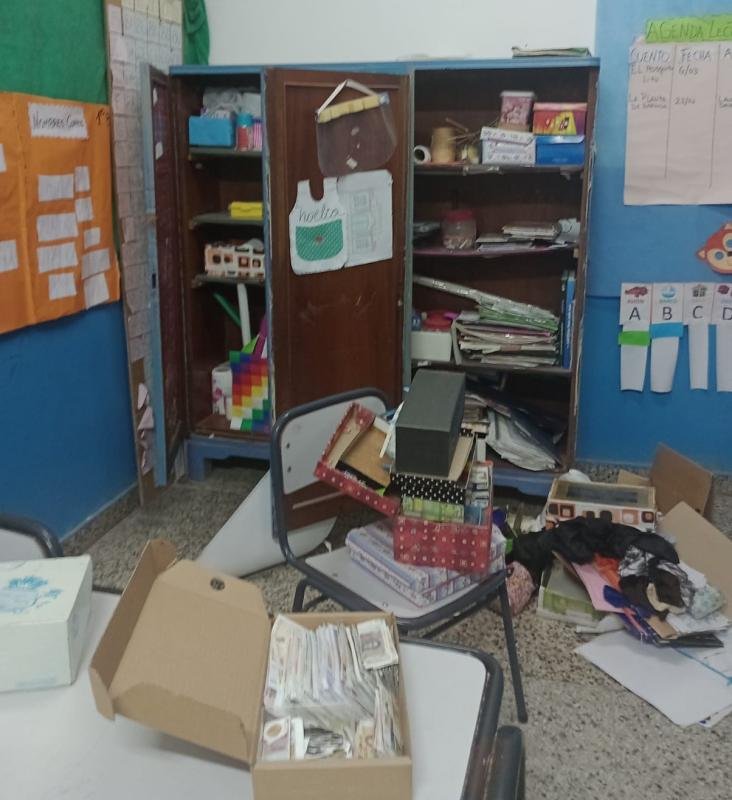 Repudiable: Robaron, provocaron destrozos y defecaron dentro de una escuela