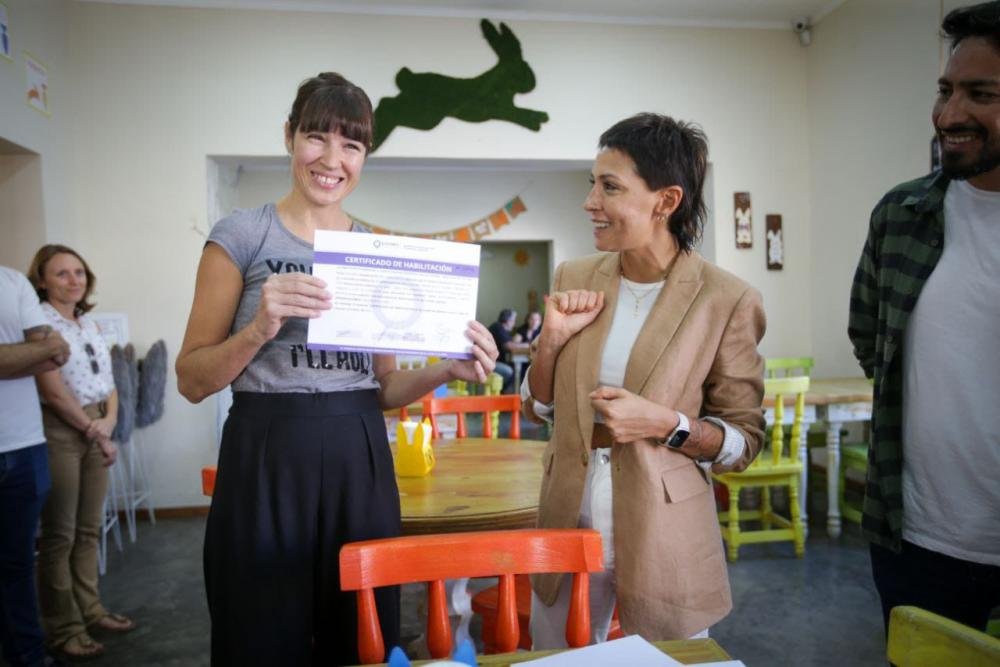 Mayra Mendoza entregó certificado de habilitación "Burger Bros" y "La Conejera"