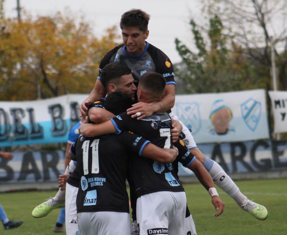 “Los Mates” aplastaron a Villa San Carlos y lideran en soledad el campeonato