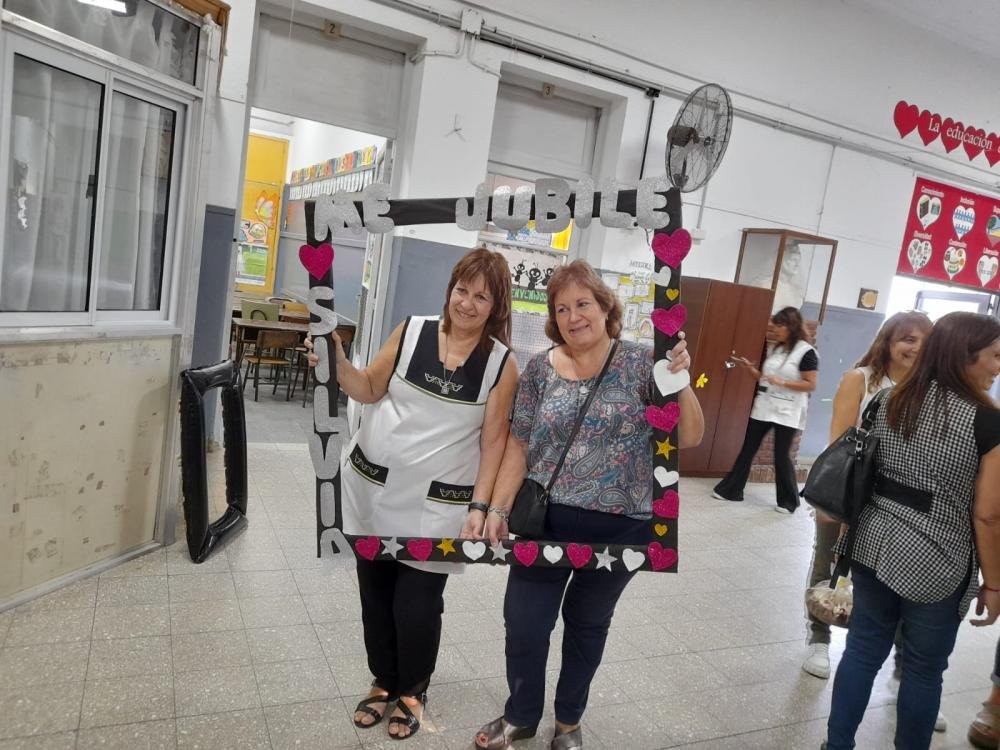 Emotiva despedida a hermanas mellizas que se jubilaron como docentes