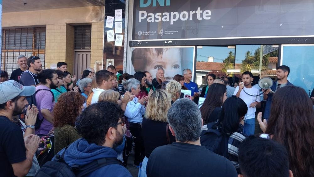 Sigue la ola de despidos en la administración pública: Realizaron abrazo solidario en el RENAPER