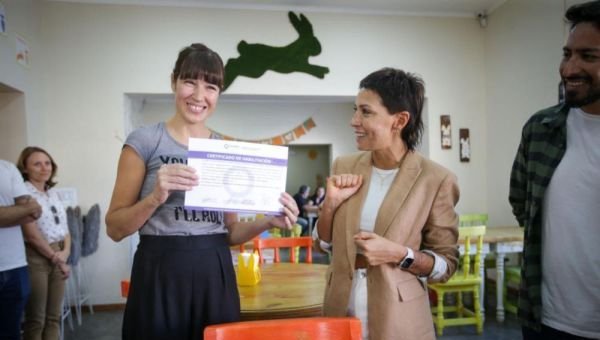 Mayra Mendoza entregó certificado de habilitación "Burger Bros" y "La Conejera"