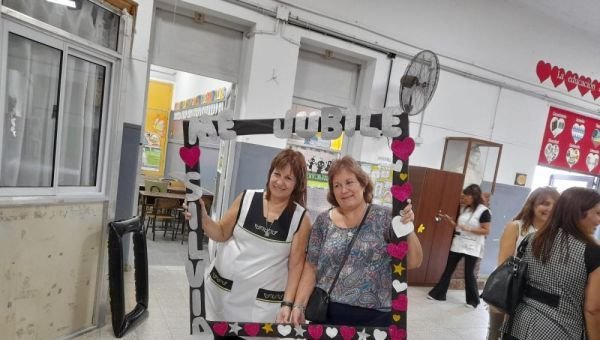 Emotiva despedida a hermanas mellizas que se jubilaron como docentes
