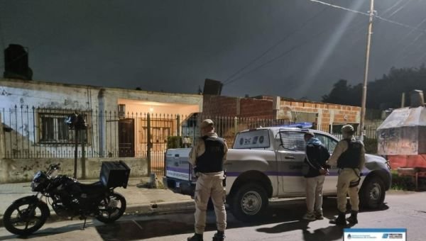 Era buscado por hackear las cuentas bancarias de un municipio: Fue detenido manejando una moto robada
