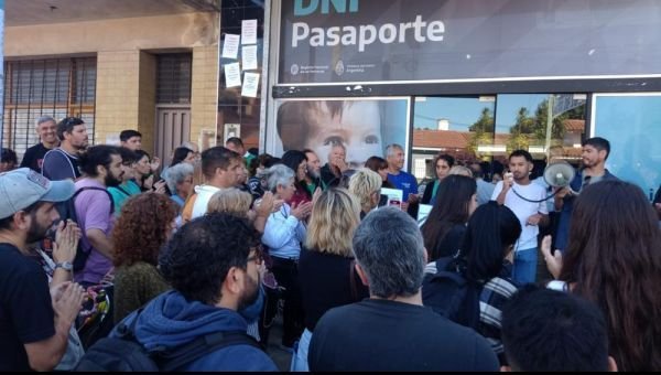 Sigue la ola de despidos en la administración pública: Realizaron abrazo solidario en el RENAPER
