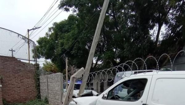 Quiso evitar ser robado y terminó chocando contra el paredón de un club