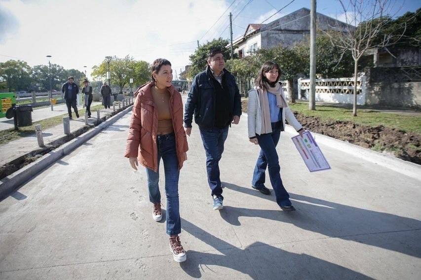 Mayra Mendoza recorrió una obra de 85 nuevos pavimentos