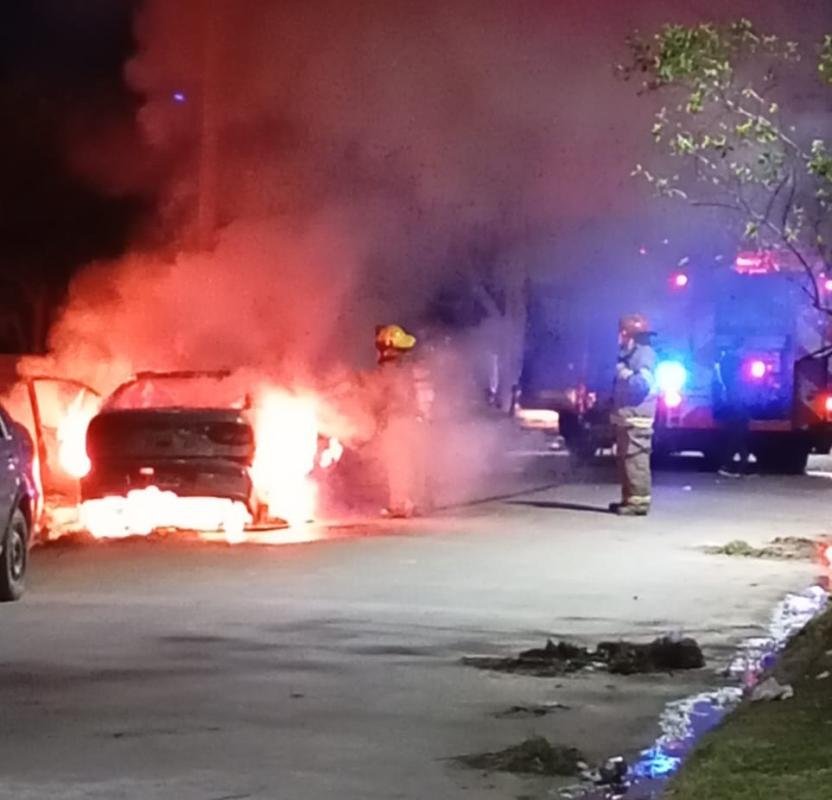 Bomberos extinguieron incendio sobre un automóvil