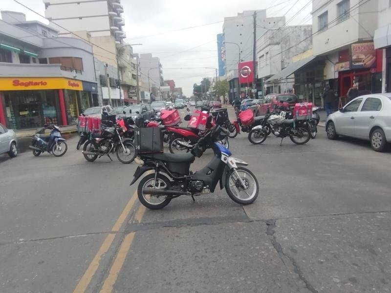Deliverys cortaron la Av. Hipólito Yrigoyen en el Poder Judicial para exigir más seguridad