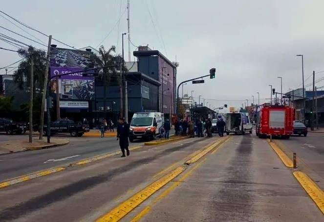 Cruzó distraído por el Metrobús Calchaquí y lo chocó un colectivo