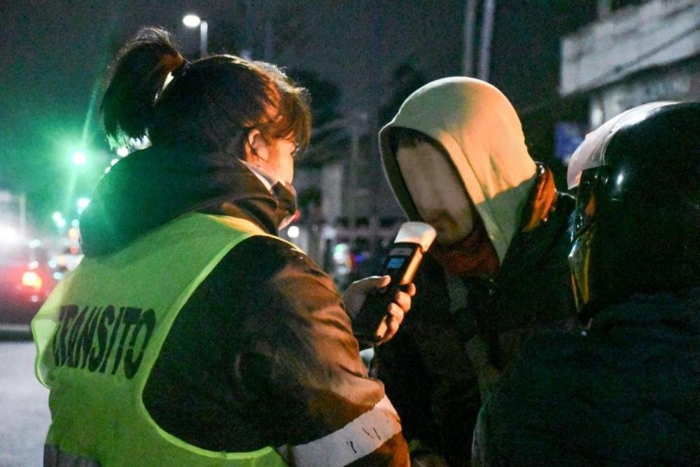 Fuertes controles de alcoholemia durante la noche quilmeña