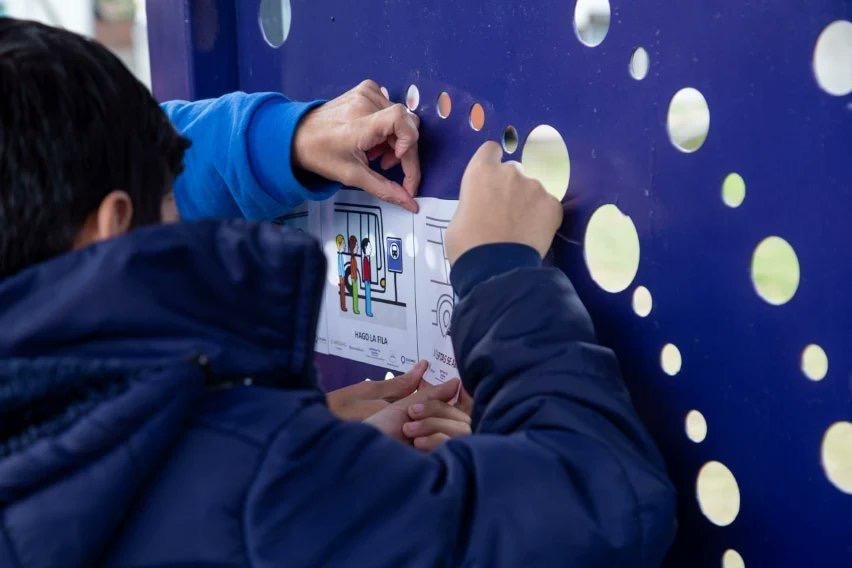 Instalaron una parada de colectivos con señales pictográficas de accesibilidad cognitiva