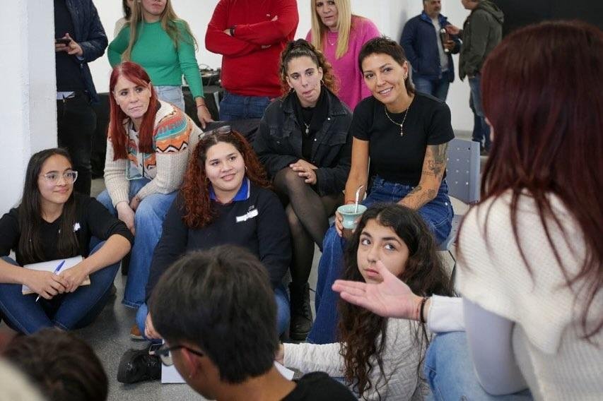 Mayra Mendoza participó de encuentro con alumnos de escuelas secundarias