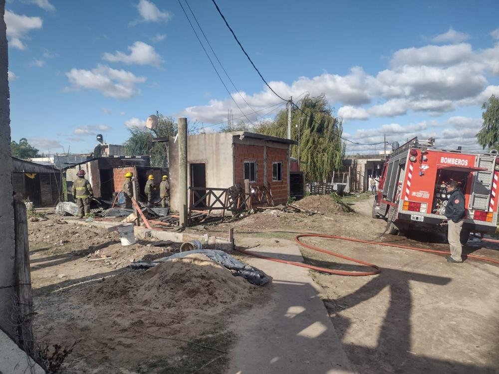 Incendio en una casa a metros de la bajada de la Autopista