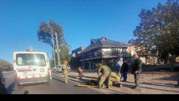 Viajaba en moto, lo chocaron y debió ser hospitalizado