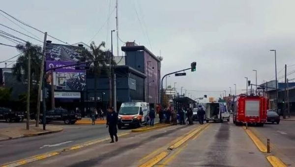 Cruzó distraído por el Metrobús Calchaquí y lo chocó un colectivo